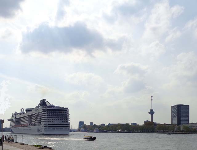 Cruiseschip ms MSC Splendida van MSC Cruises aan de Cruise Terminal Rotterdam